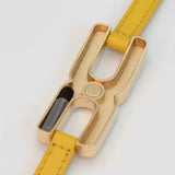 Gros plan du fermoir et écrou facetté du bracelet Helys M en or vermeil avec compartiment secret pour mèche de cheveux ou message manuscrit