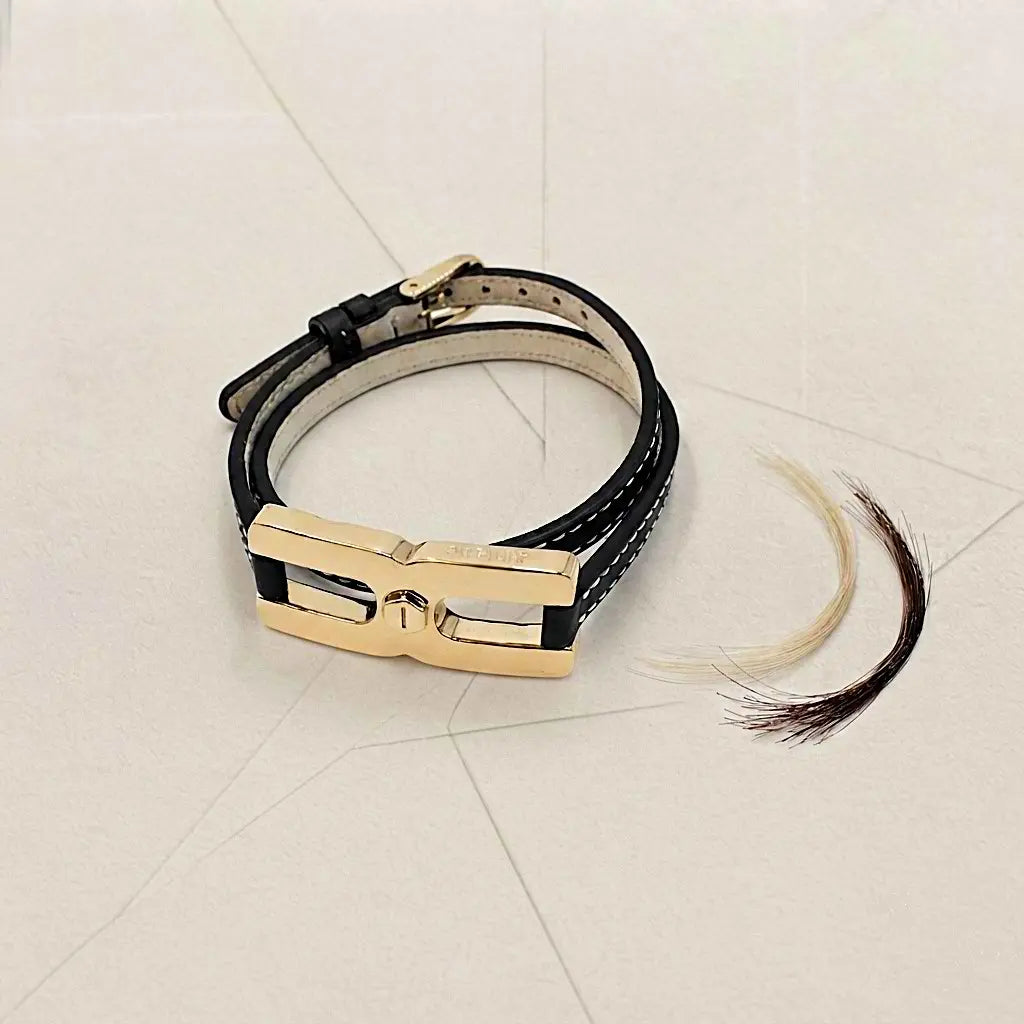 Gros plan du fermoir et écrou facetté du bracelet Helys M en or vermeil avec compartiment secret pour mèche de cheveux 