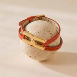 Détail du bracelet Helys O or vermeil avec cordon cuir orange - cadeau de naissance personnalisable