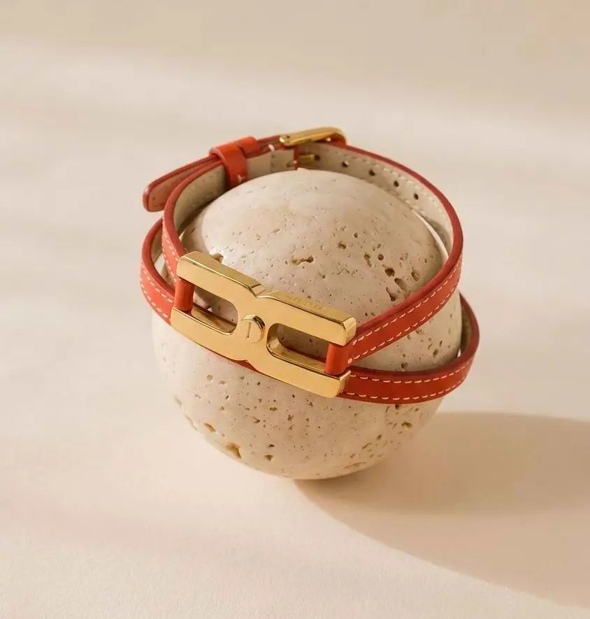 Détail du bracelet Helys O or vermeil avec cordon cuir orange - cadeau de naissance personnalisable