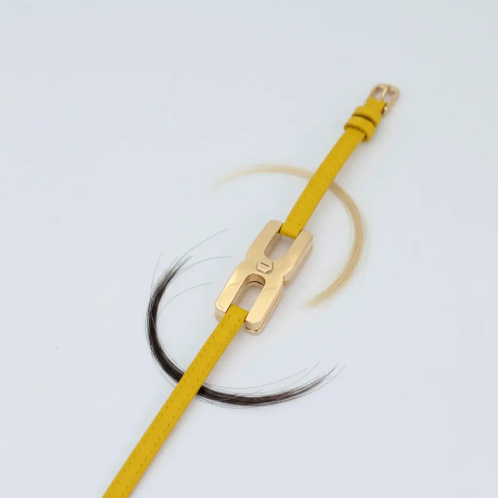 Gros plan du fermoir et écrou facetté du bracelet Helys M en or vermeil avec compartiment secret pour mèche de cheveux ou message manuscrit