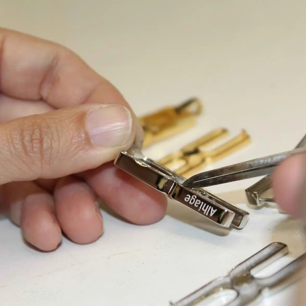 détail du bracelet helys en argent et rhodium - fabrication artisanele dans l'atelier du Jura