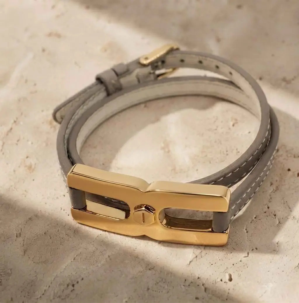 Détail du bracelet Helys T or vermeil - bijou personnalisé avec gravure et mèche de cheveux