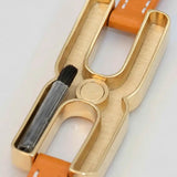 Gros plan du fermoir et écrou facetté du bracelet Helys M en or vermeil avec compartiment secret pour mèche de cheveux 