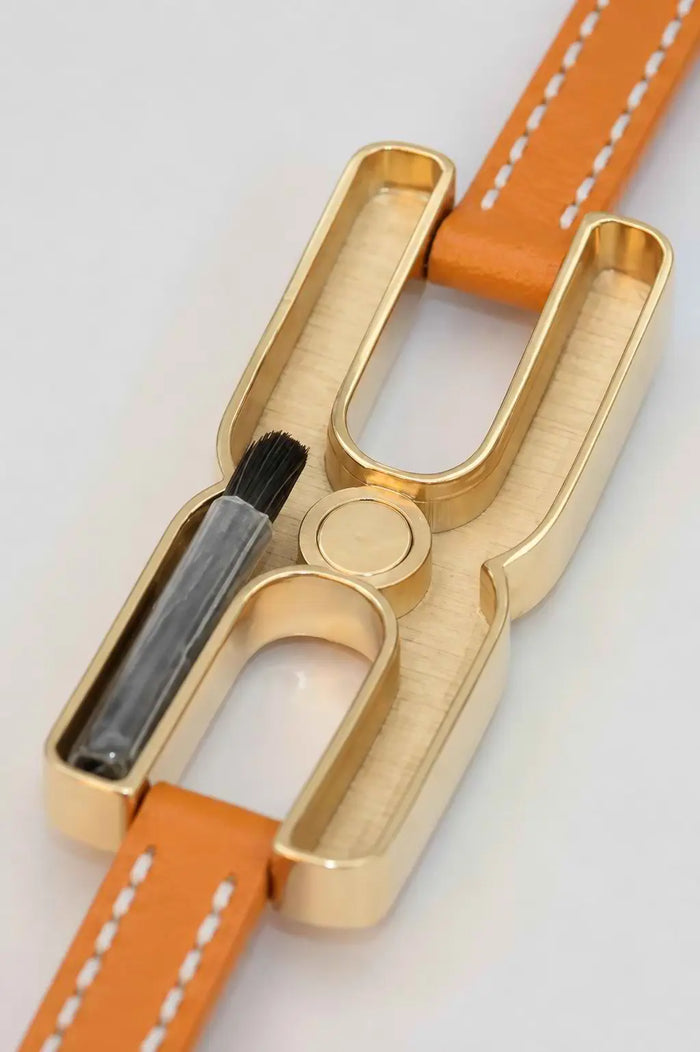Gros plan du fermoir et écrou facetté du bracelet Helys M en or vermeil avec compartiment secret pour mèche de cheveux 