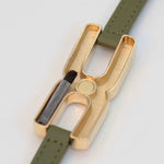 Gros plan du fermoir du bracelet Helys en or vermeil avec compartiment secret pour mèche de cheveux 