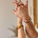 Bracelet Helys T or vermeil porté au poignet - bijou personnalisé femme avec mèche de cheveux