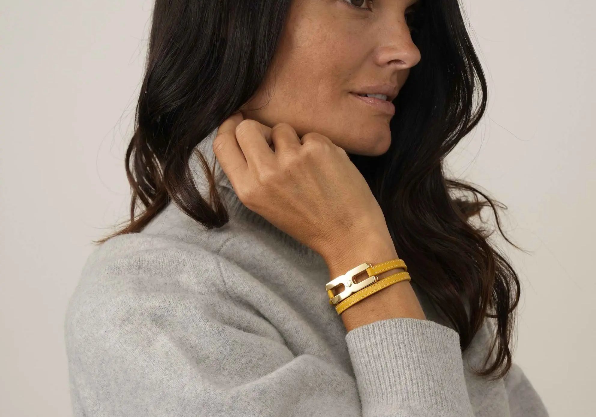 Bracelet Helys Y or vermeil porté au poignet - bijou élégant pour femme