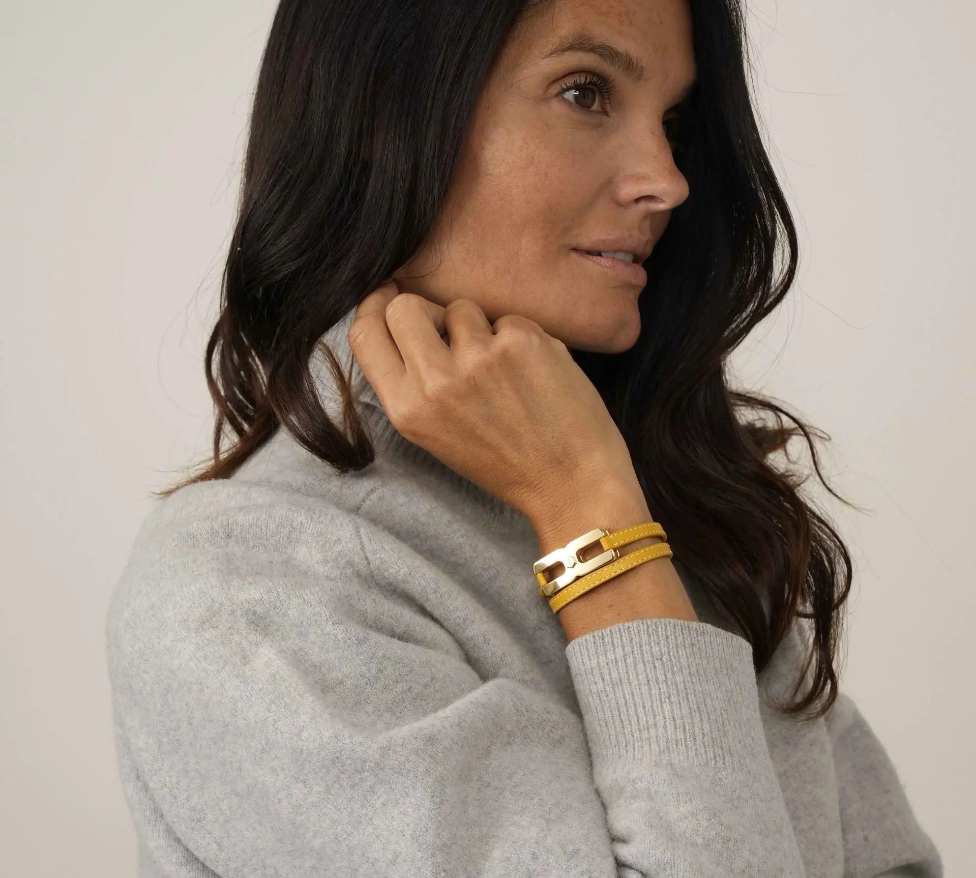 Bracelet Helys Y or vermeil porté au poignet - bijou élégant pour femme