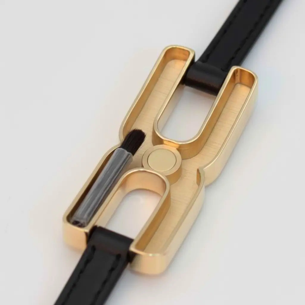 Gros plan du fermoir et écrou facetté du bracelet Helys M en or vermeil avec compartiment secret pour mèche de cheveux 