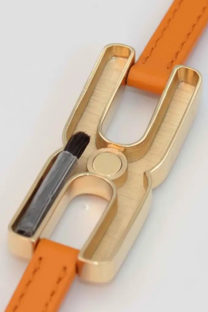 Gros plan du fermoir et écrou facetté du bracelet Helys M en or vermeil avec compartiment secret pour mèche de cheveux 