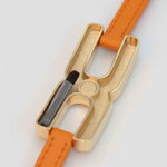 Gros plan du fermoir et écrou facetté du bracelet Helys M en or vermeil avec compartiment secret pour mèche de cheveux 