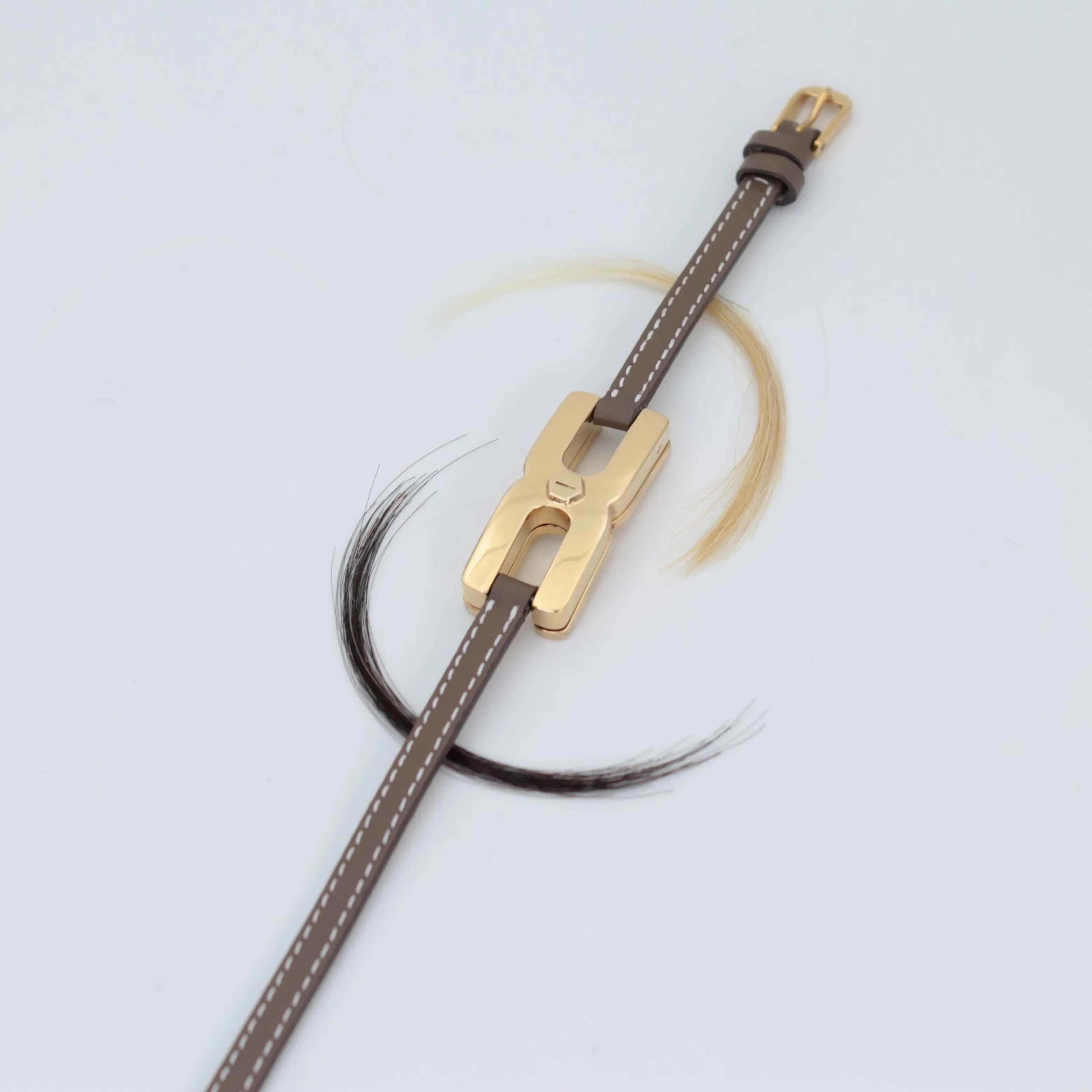 Détail du bracelet Helys T or vermeil - bijou personnalisé avec gravure et mèche de cheveux ou message