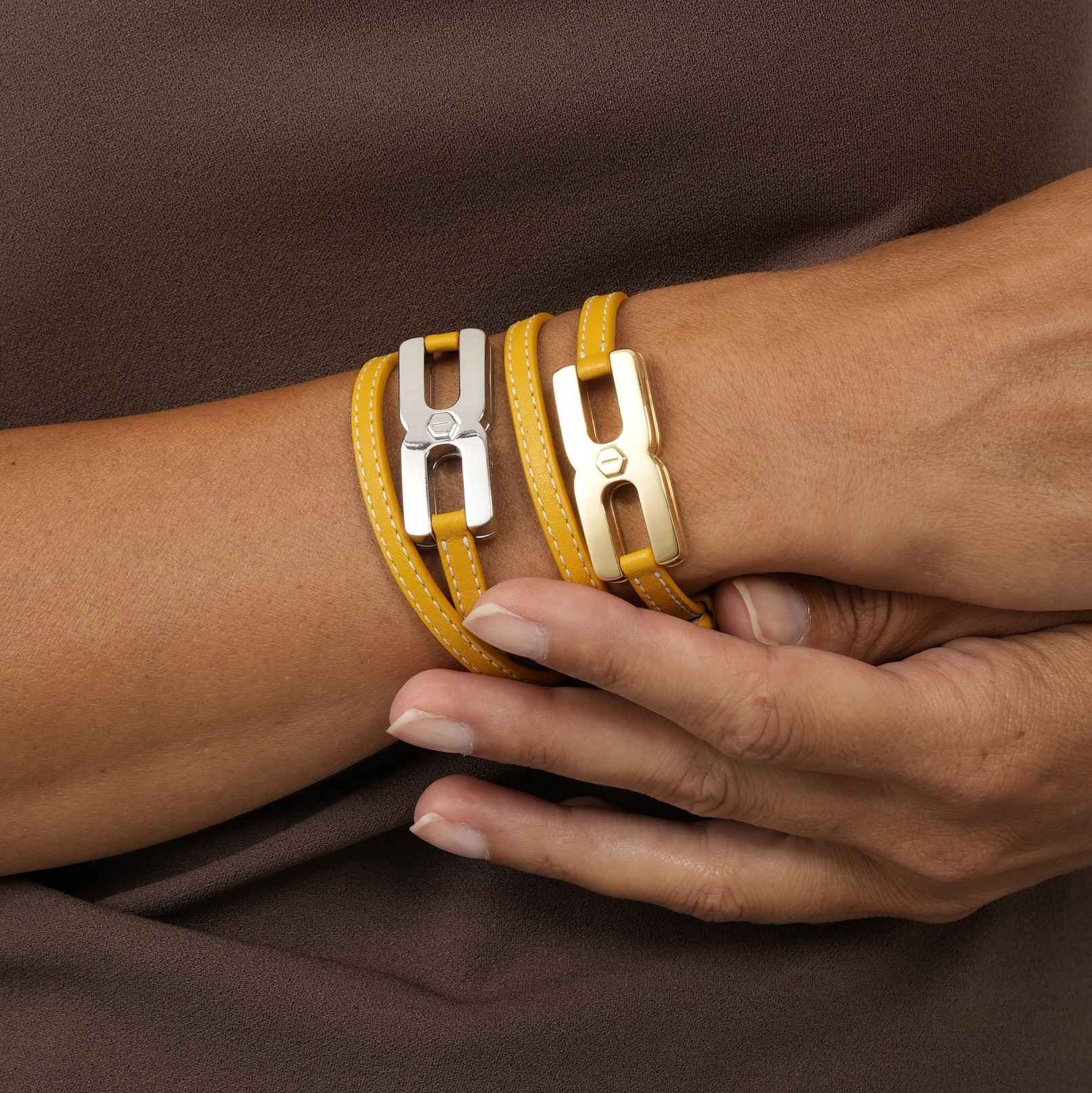 Bracelet Helys Y or vermeil porté au poignet - bijou élégant pour femme