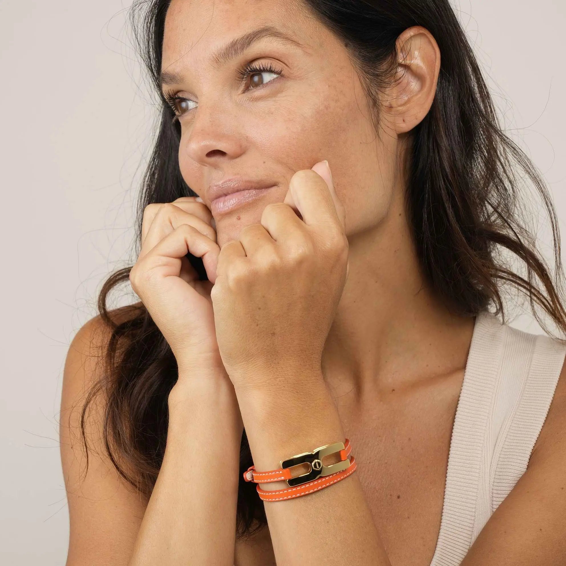 Bracelet Helys O Or vermeil porté au poignet - bijou de sentiment précieux