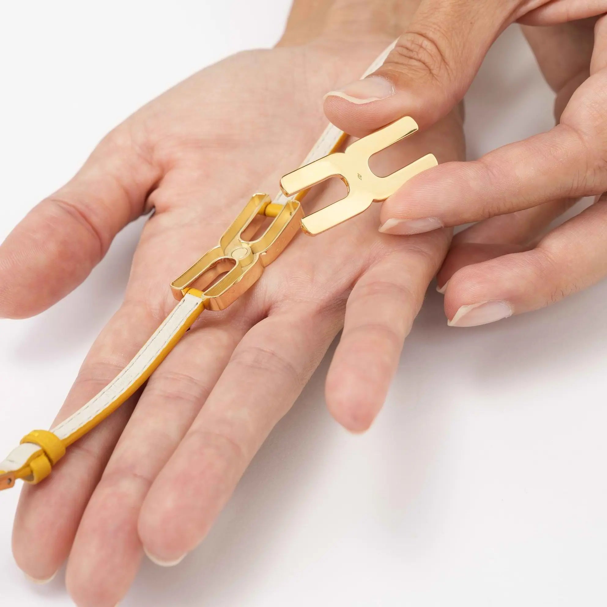 détail du bracelet helys en or vermeil avec ouverture aimantée fabriqué en France