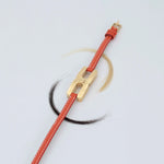 Détail du bracelet Helys O or vermeil avec cordon cuir orange - cadeau de naissance 