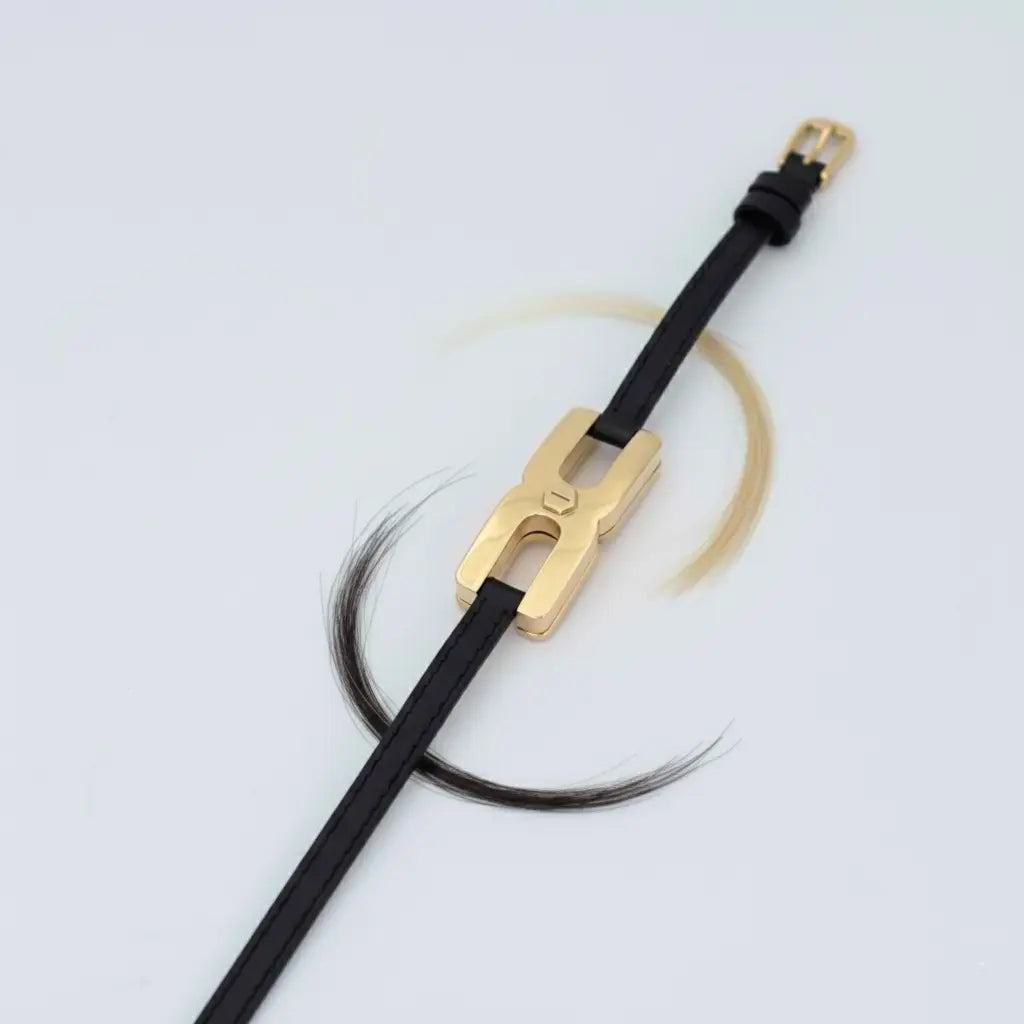 Gros plan du fermoir et écrou facetté du bracelet Helys M en or vermeil avec compartiment secret pour mèche de cheveux 