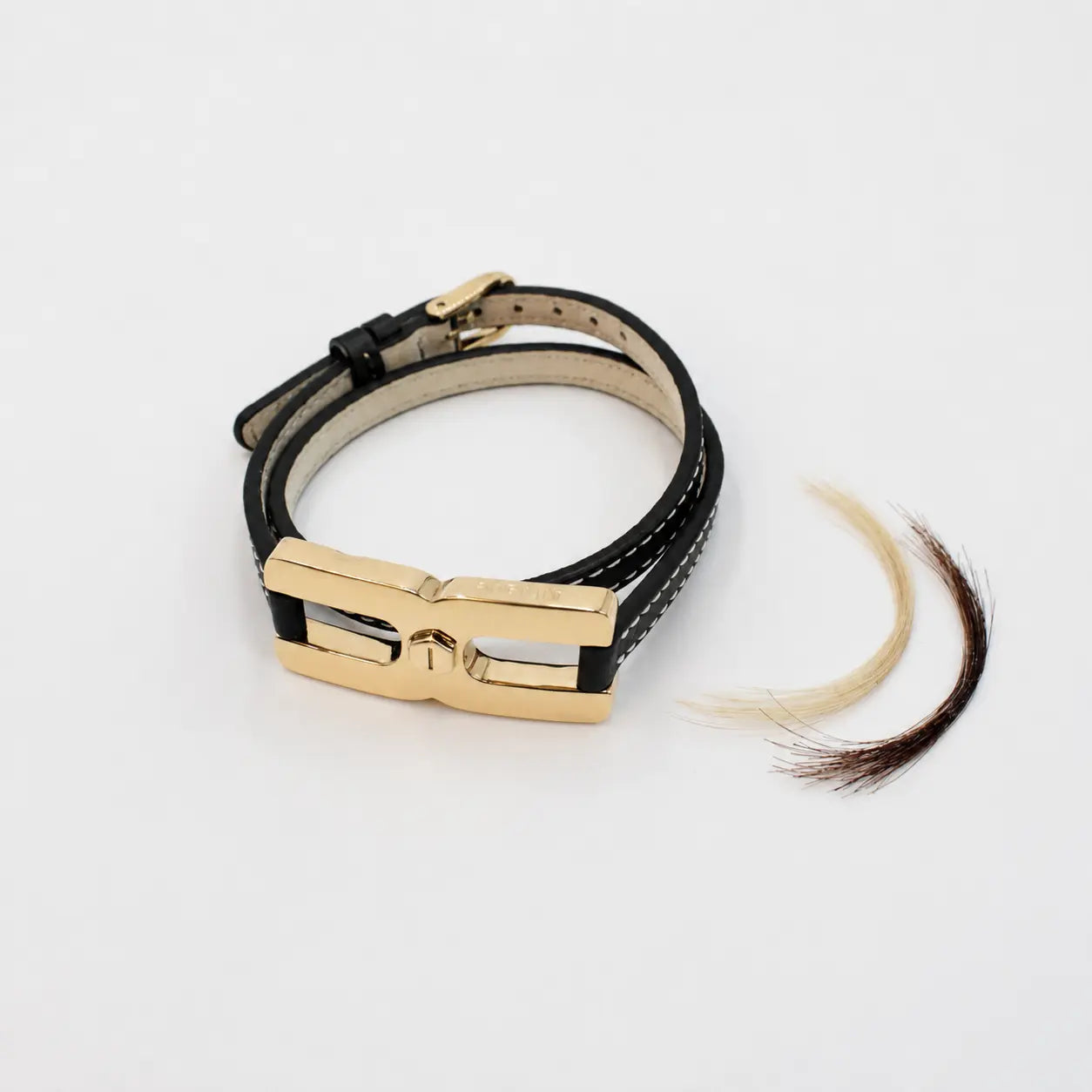 Gros plan du fermoir et écrou facetté du bracelet Helys M en or vermeil avec compartiment secret pour mèche de cheveux 