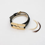 Gros plan du fermoir et écrou facetté du bracelet Helys M en or vermeil avec compartiment secret pour mèche de cheveux 