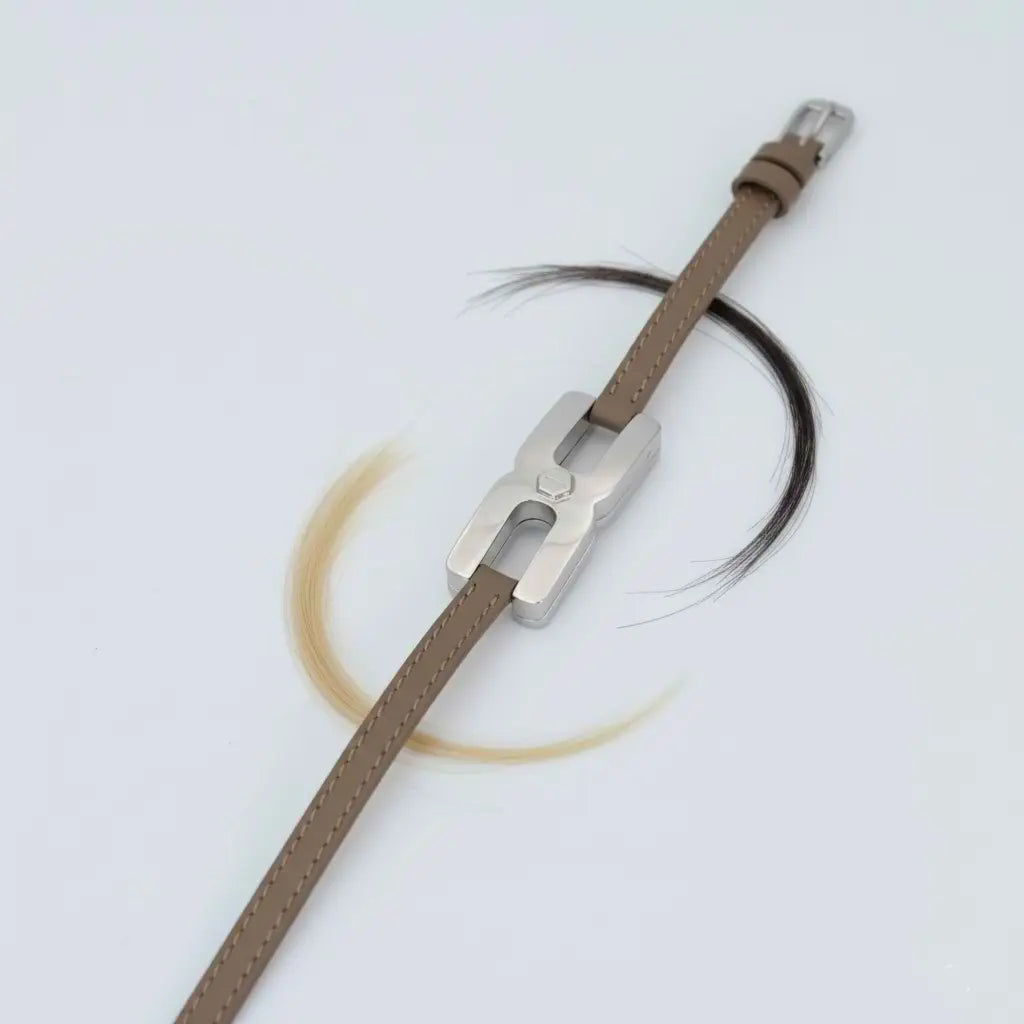 Bracelet Helys M argent rhodié porté au poignet - bijou commemoratif-personnalisable