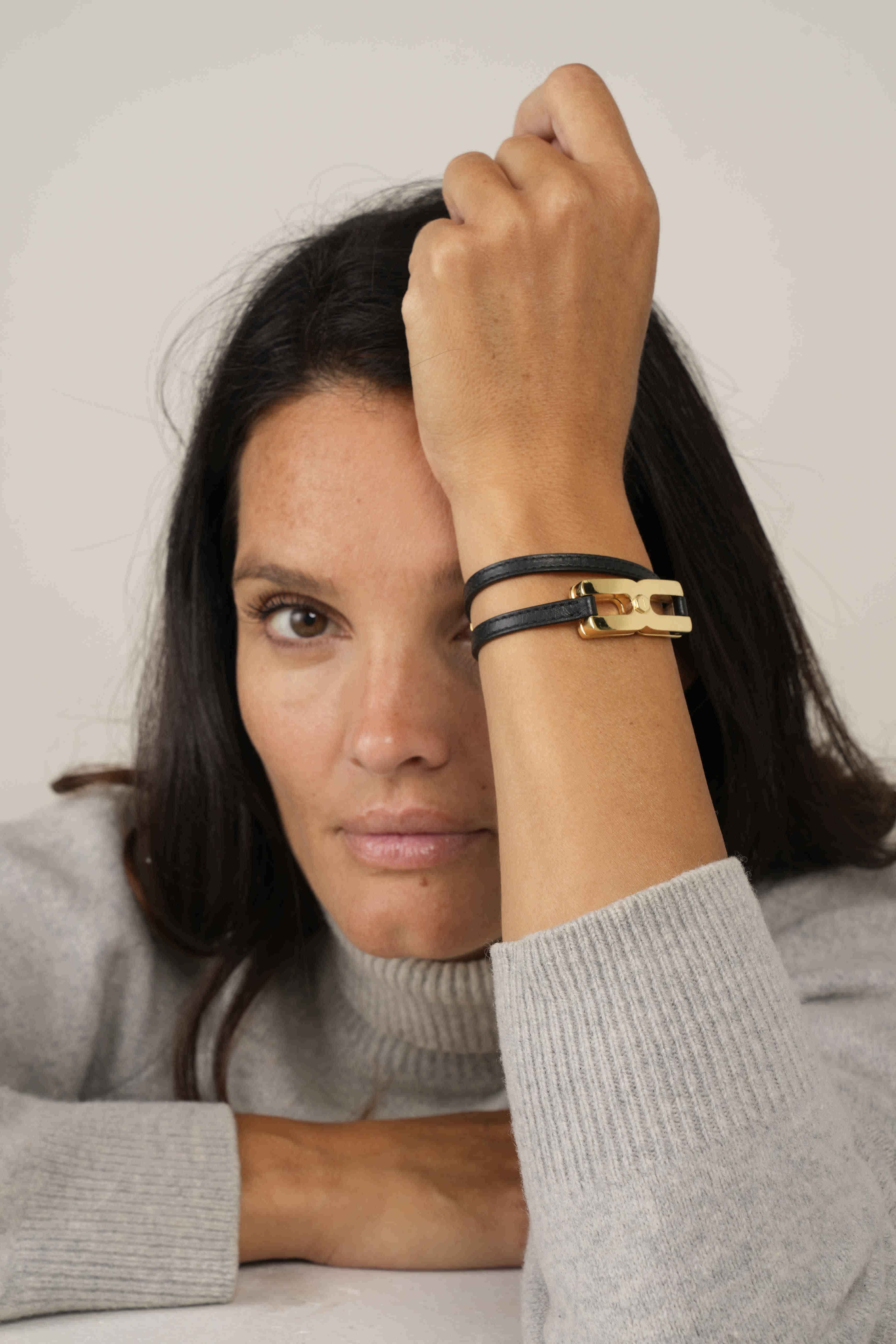 Bijou mémorial premium avec bracelet délicat et compartiment caché pour préserver souvenirs précieux et messages manuscrits