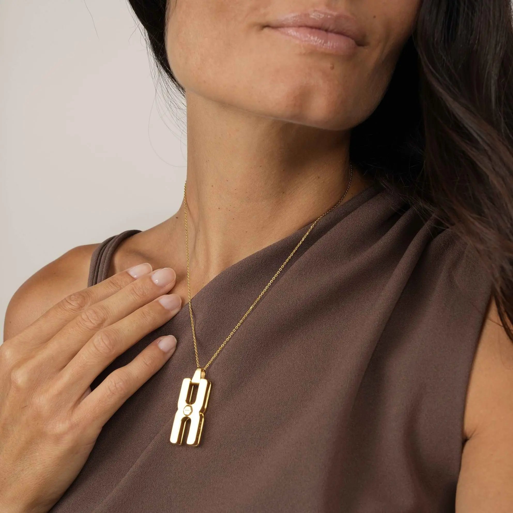 Collier Hera T en or vermeil 18 carats avec pendentif sculptural à compartiment secret et écrou facetté, bijou mémoriel artisanal français