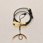 Gros plan du fermoir et écrou facetté du bracelet Helys M en or vermeil avec compartiment secret pour mèche de cheveux 