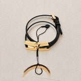 Gros plan du fermoir et écrou facetté du bracelet Helys M en or vermeil avec compartiment secret pour mèche de cheveux 