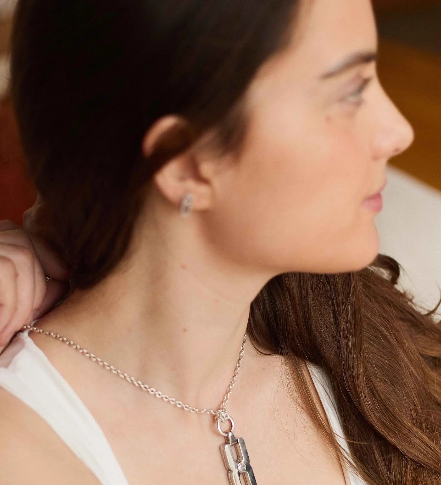 Gros plan du fermoir et de la chaîne maille forçat du pendentif Hera R en argent rhodié, finition artisanale française Alhiage