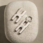 Gros plan du fermoir du pendentif Hera R en argent rhodié, fabrication artisanale - Alhiage