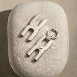 Gros plan du fermoir du pendentif Hera R en argent rhodié, fabrication artisanale - Alhiage