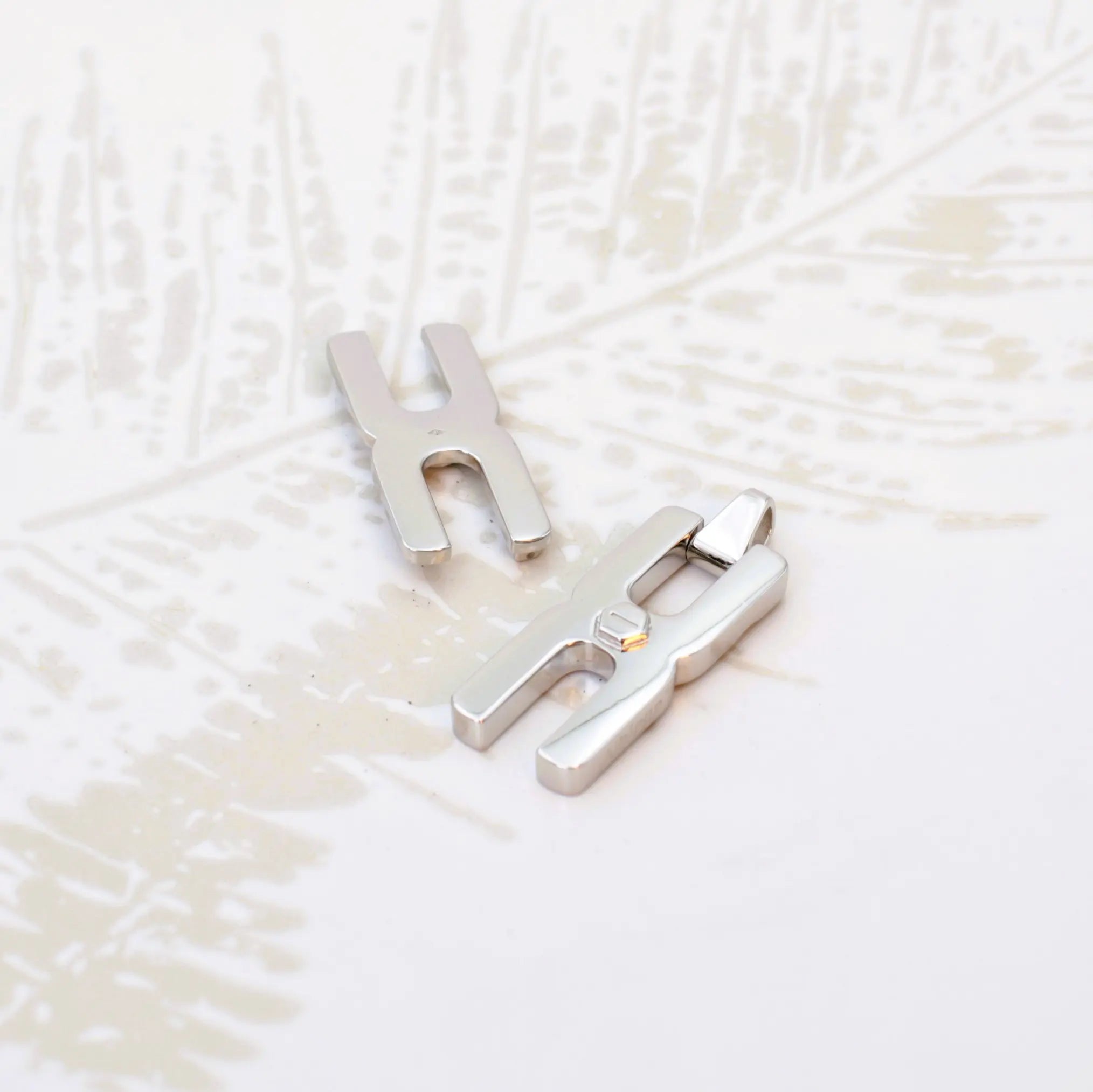 Gros plan du fermoir du pendentif Hera R en argent rhodié, fabrication artisanale - Alhiage