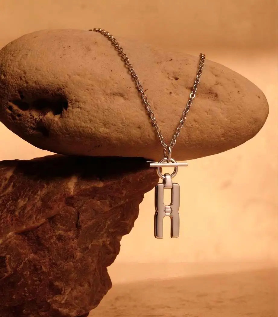 Détail collier argent rhodié - pendentif Hera R artisanal haut de gamme fabricationfrançaise