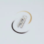 Gros plan du fermoir et de la chaîne maille forçat du pendentif Hera R en argent rhodié,fabrication artisanale française Alhiage