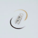 Gros plan du fermoir et de la chaîne maille forçat du pendentif Hera R en argent rhodié,fabrication artisanale française Alhiage