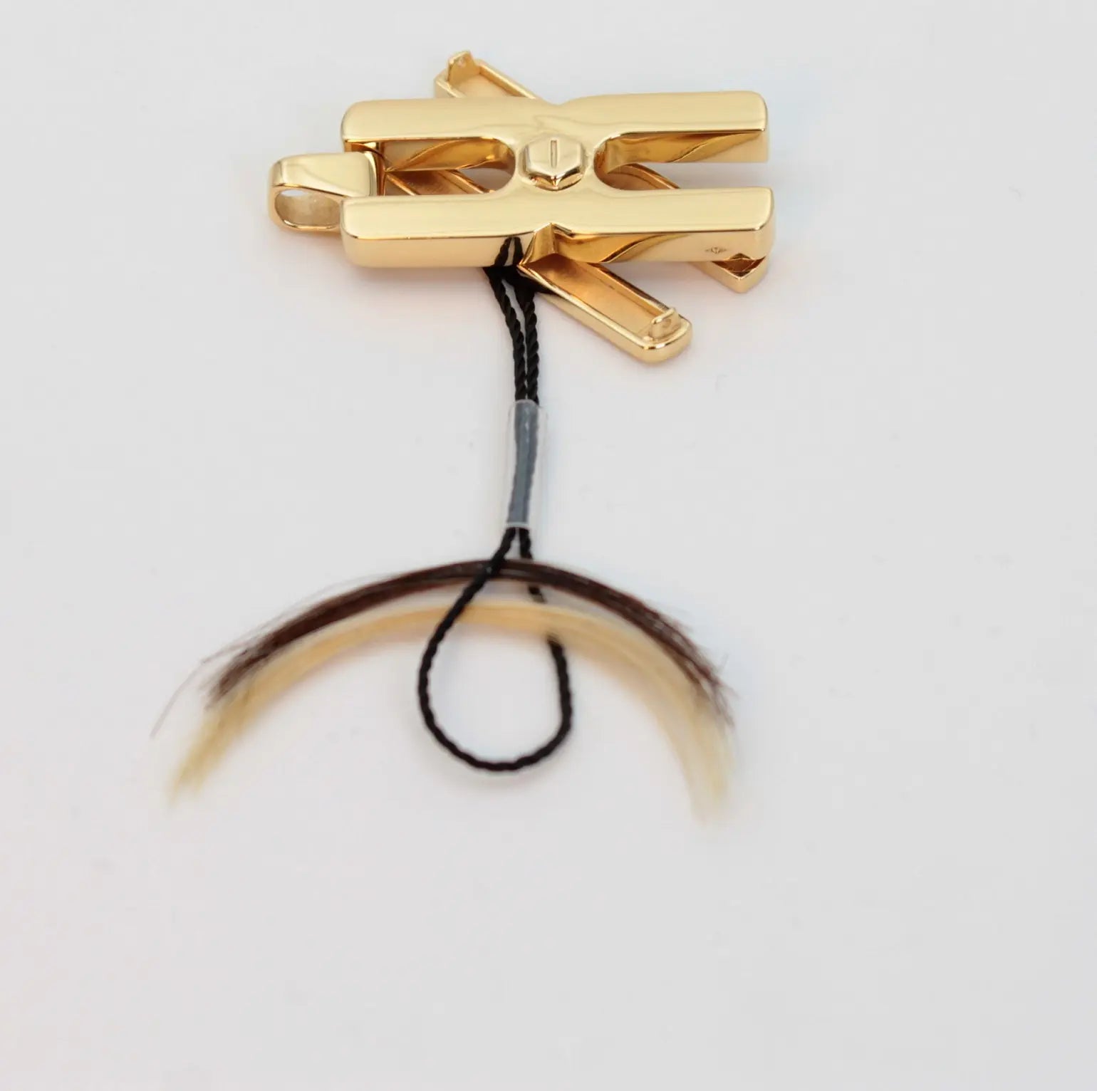 Gros plan du fermoir et écrou facetté du bracelet Helys M en or vermeil avec compartiment secret pour mèche de cheveux ou mot d'amour