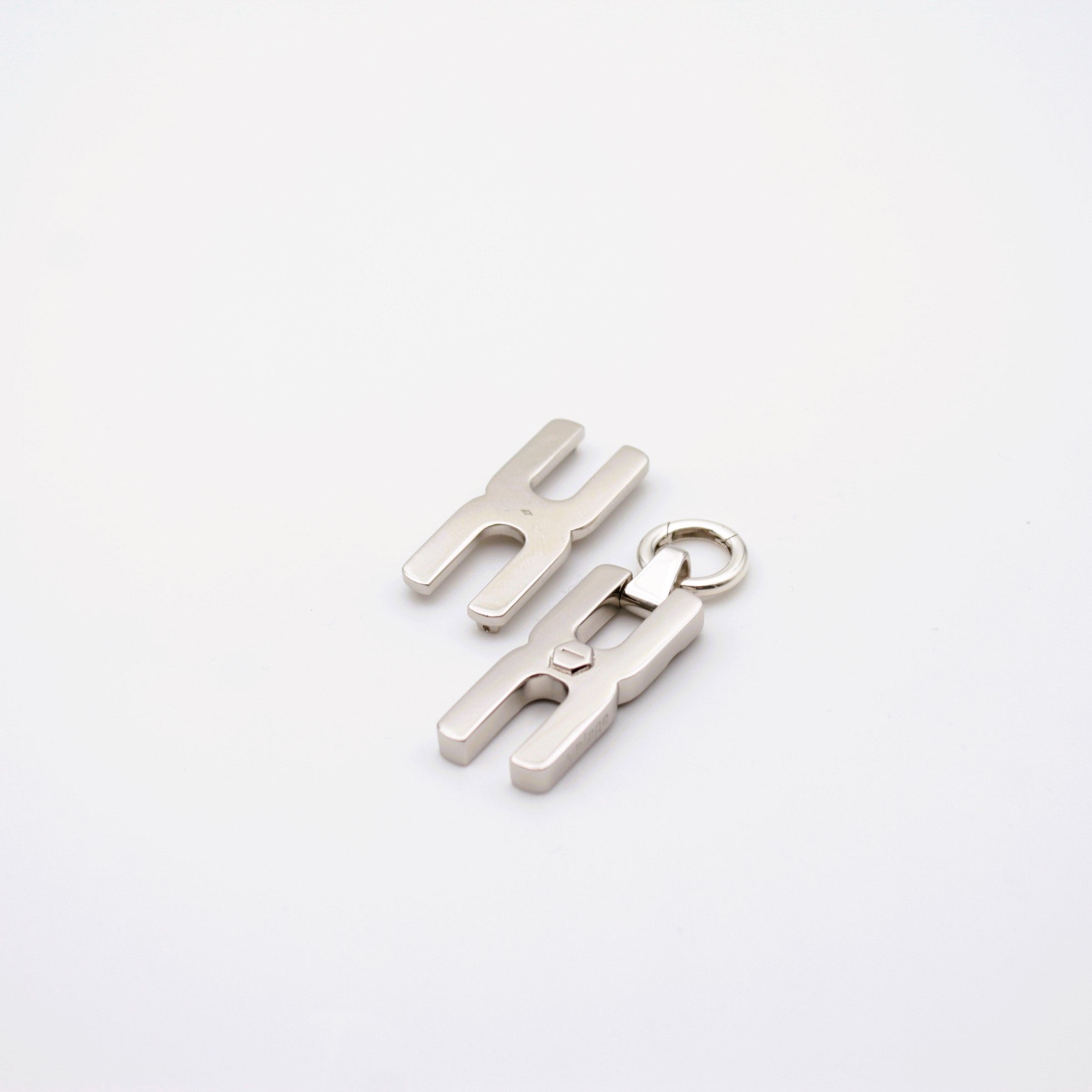 Gros plan du fermoir du pendentif Hera R en argent rhodié, fabrication artisanale - Alhiage