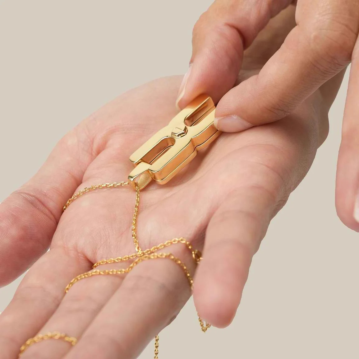 Pendentif personnalisé en or avec chaîne fine