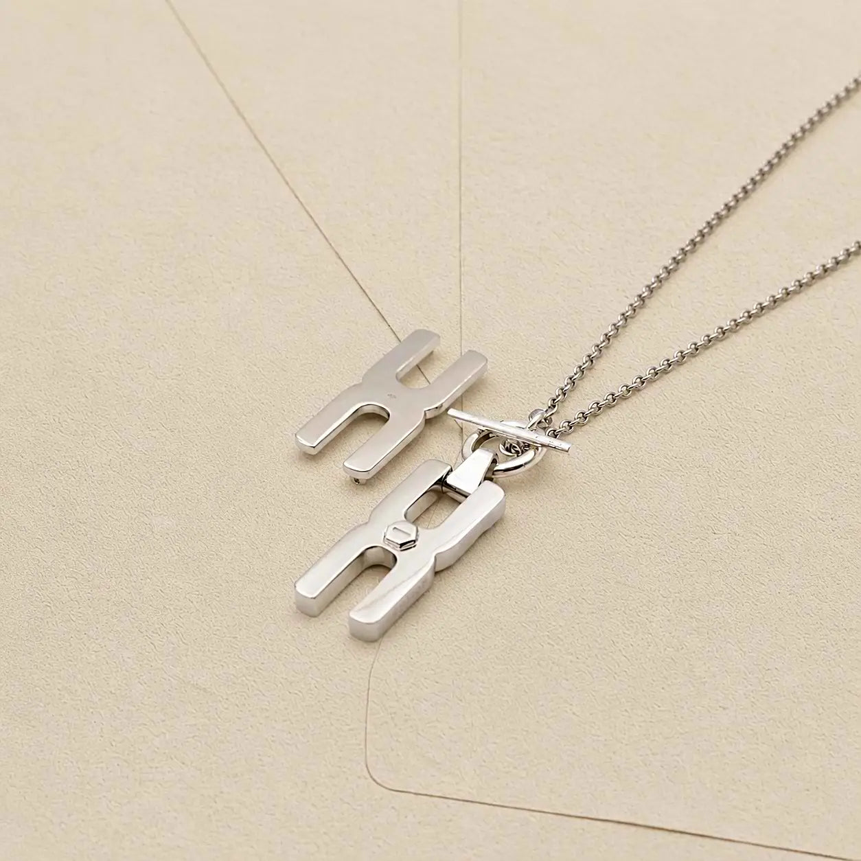 Bijou personnalisé argent rhodié - collier Hera R pour cadeau de naissance - message intime gravé